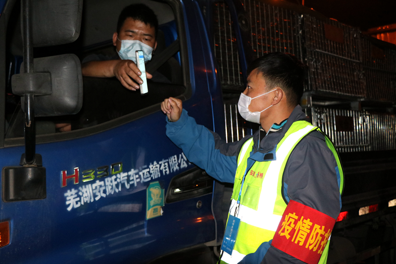 新一輪疫情發(fā)生后，安徽路橋迅速行動，組織全體職工和勞務工人進行全員核算檢測，筑牢疫情防控第一道防線。此外，還積極投身屬地疫情防控，踐行國企擔當。